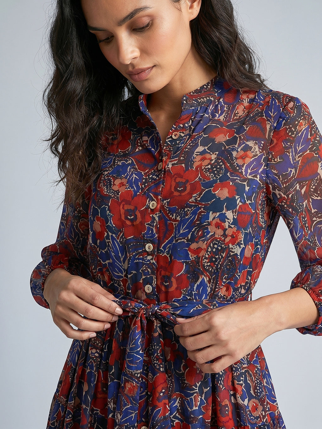 Kırmızı - Farren Çiçek Desenli Hakim Yaka Balon Kol Şifon Mini Elbise - FRN3038225 - Editorial waist-up detail