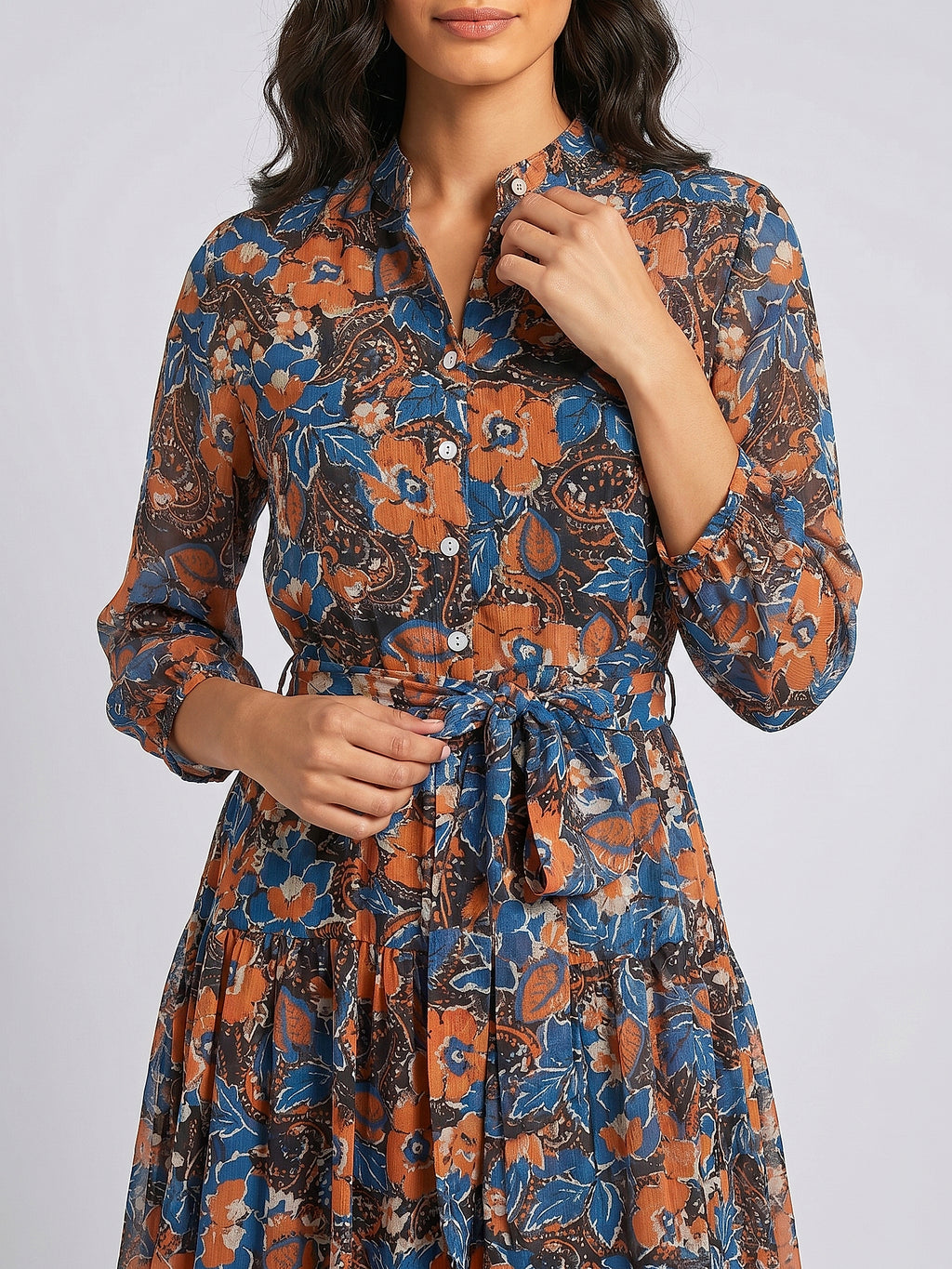 Turuncu - Farren Çiçek Desenli Hakim Yaka Balon Kol Şifon Mini Elbise - FRN3038225 - Editorial waist-up detail