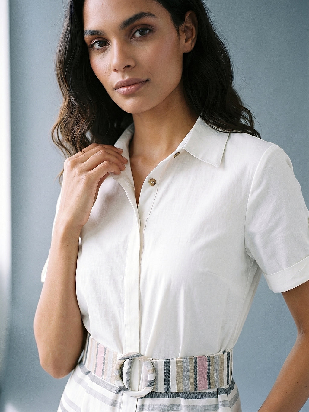 Pembe - Farren Çizgili Kemerli Kısa Kollu Gömlek Mini Elbise - FRN30339 - Editorial waist-up detail