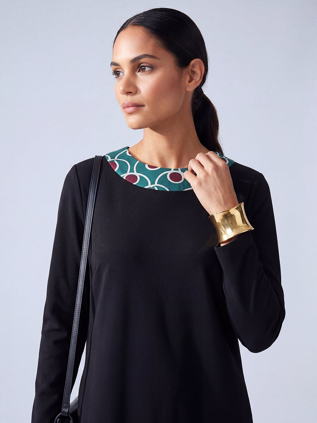Siyah - Farren Dekoratif Yaka Detaylı Triko Elbise - FRN3110 - Editorial waist-up detail