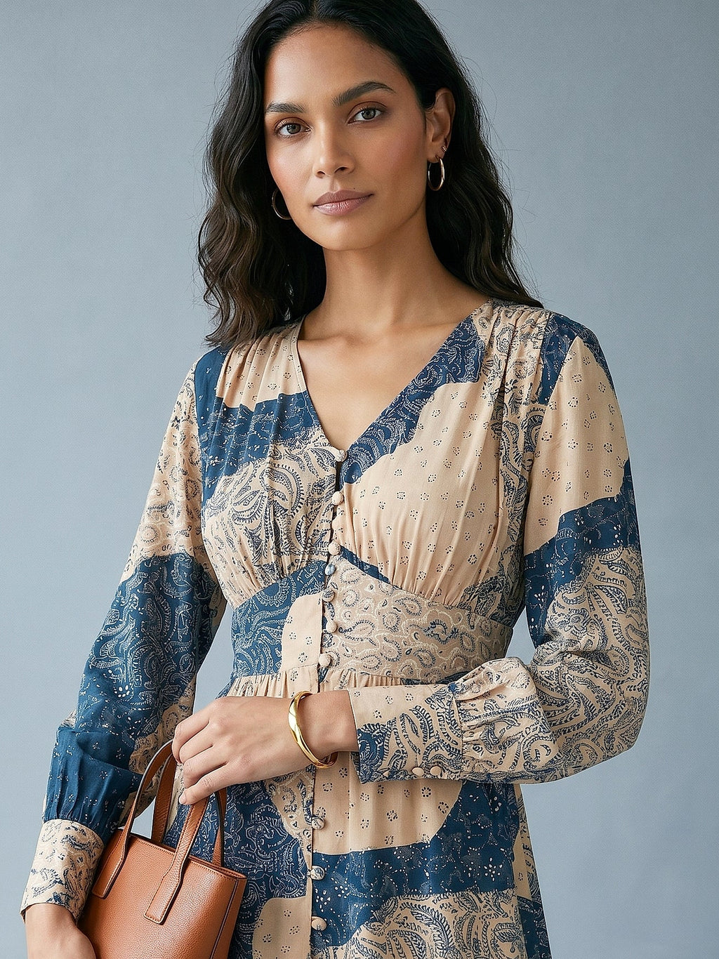 Bej - Farren Desenli V Yaka Uzun Kol Viskon Mini Elbise - FRN3038525 - Editorial waist-up detail