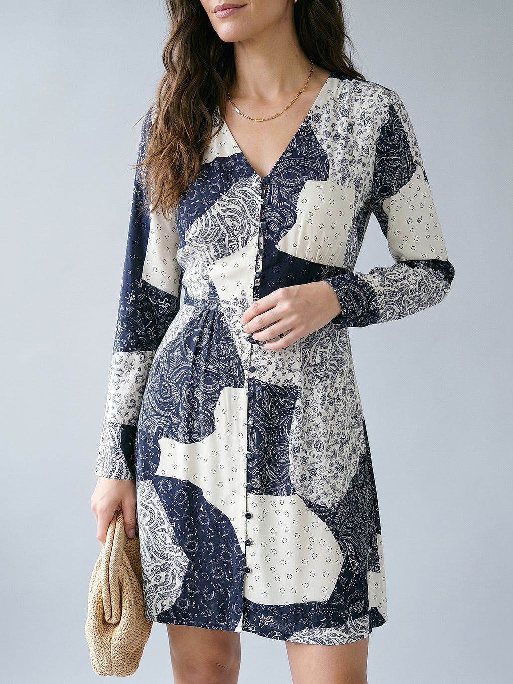 Lacivert - Farren Desenli V Yaka Uzun Kol Viskon Mini Elbise - FRN3038525 - Editorial waist-up detail