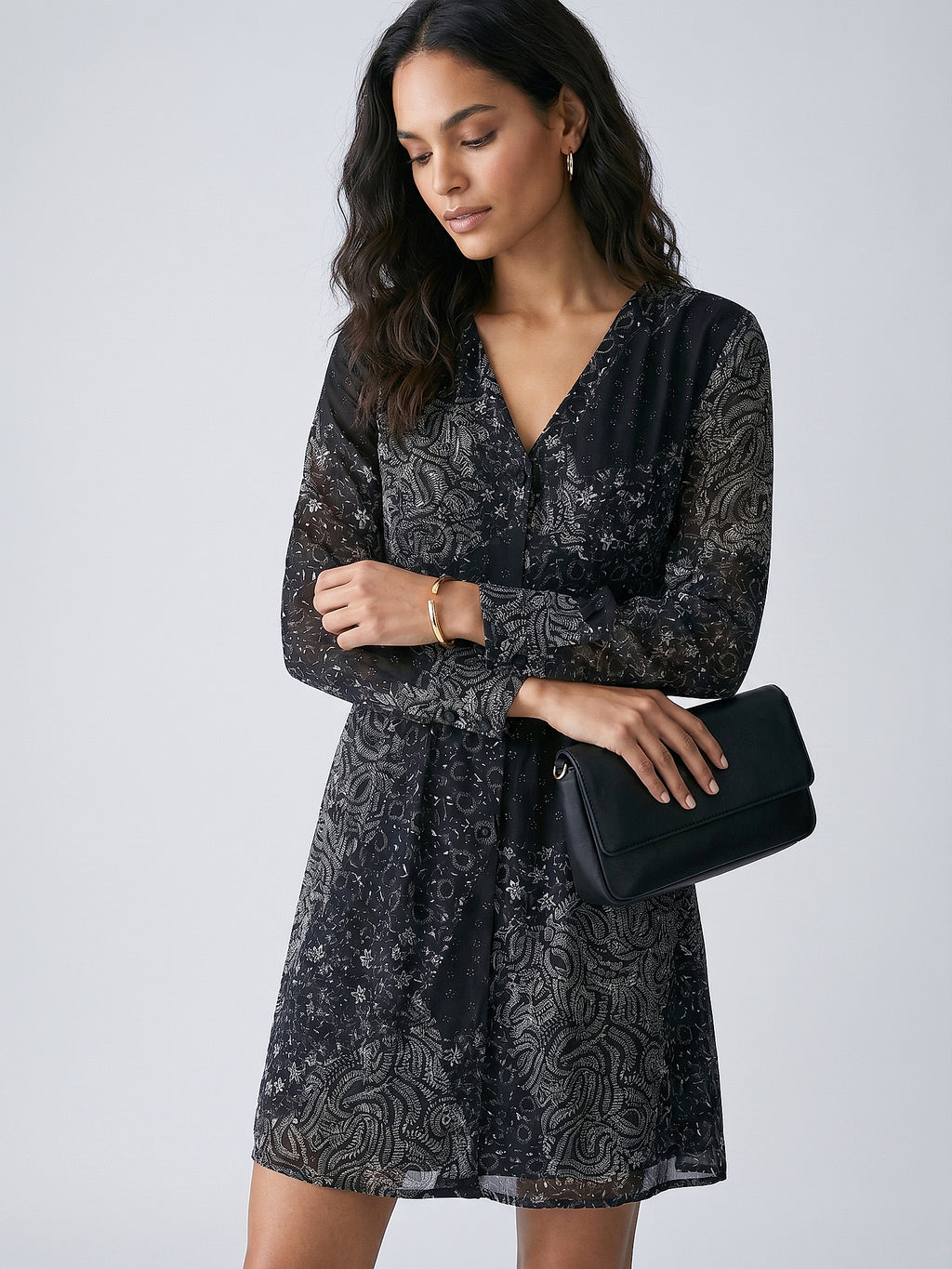 Siyah - Farren Desenli V Yaka Uzun Kol Viskon Mini Elbise - FRN3038525 - Editorial waist-up detail