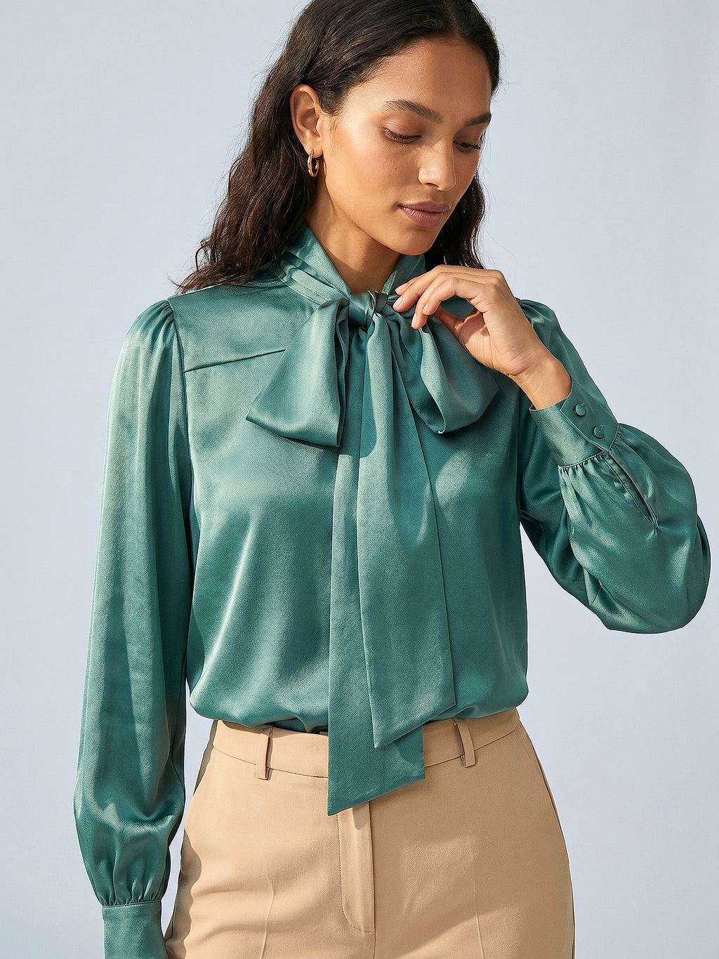 Yeşil - Farren Fularlı Yaka Balon Kol Saten Bluz - FRN1113 - Editorial waist-up detail