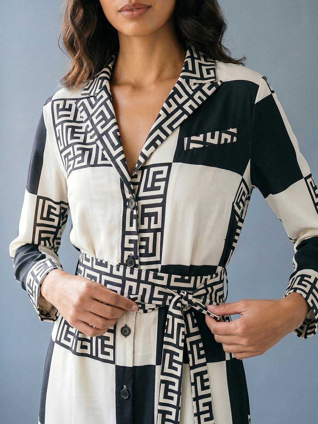 Lacivert - Farren Geometrik Desenli Kuşaklı Uzun Kollu Mini Elbise - FRN3020 - Editorial waist-up detail