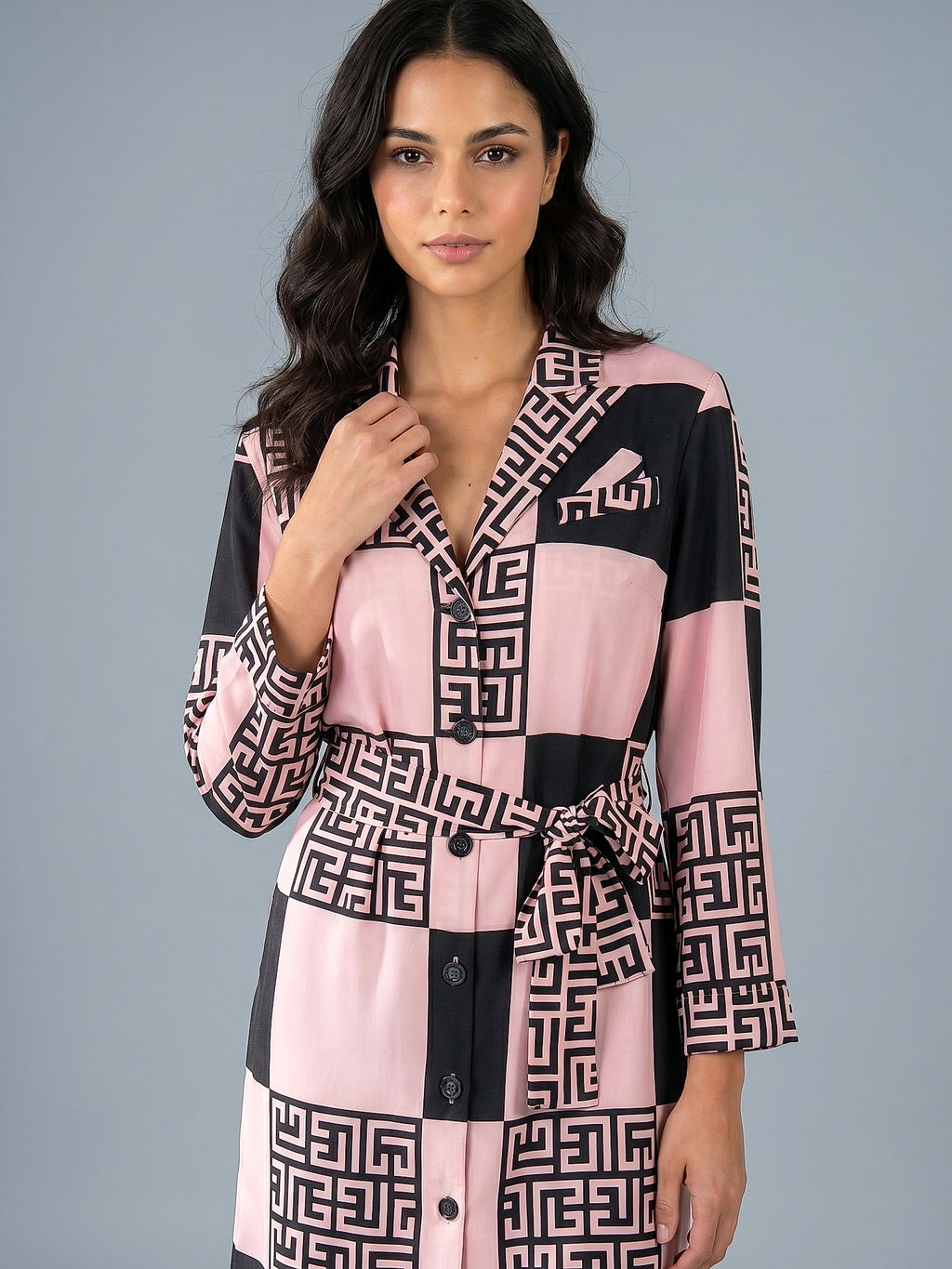 Pembe - Farren Geometrik Desenli Kuşaklı Uzun Kollu Mini Elbise - FRN3020 - Editorial waist-up detail