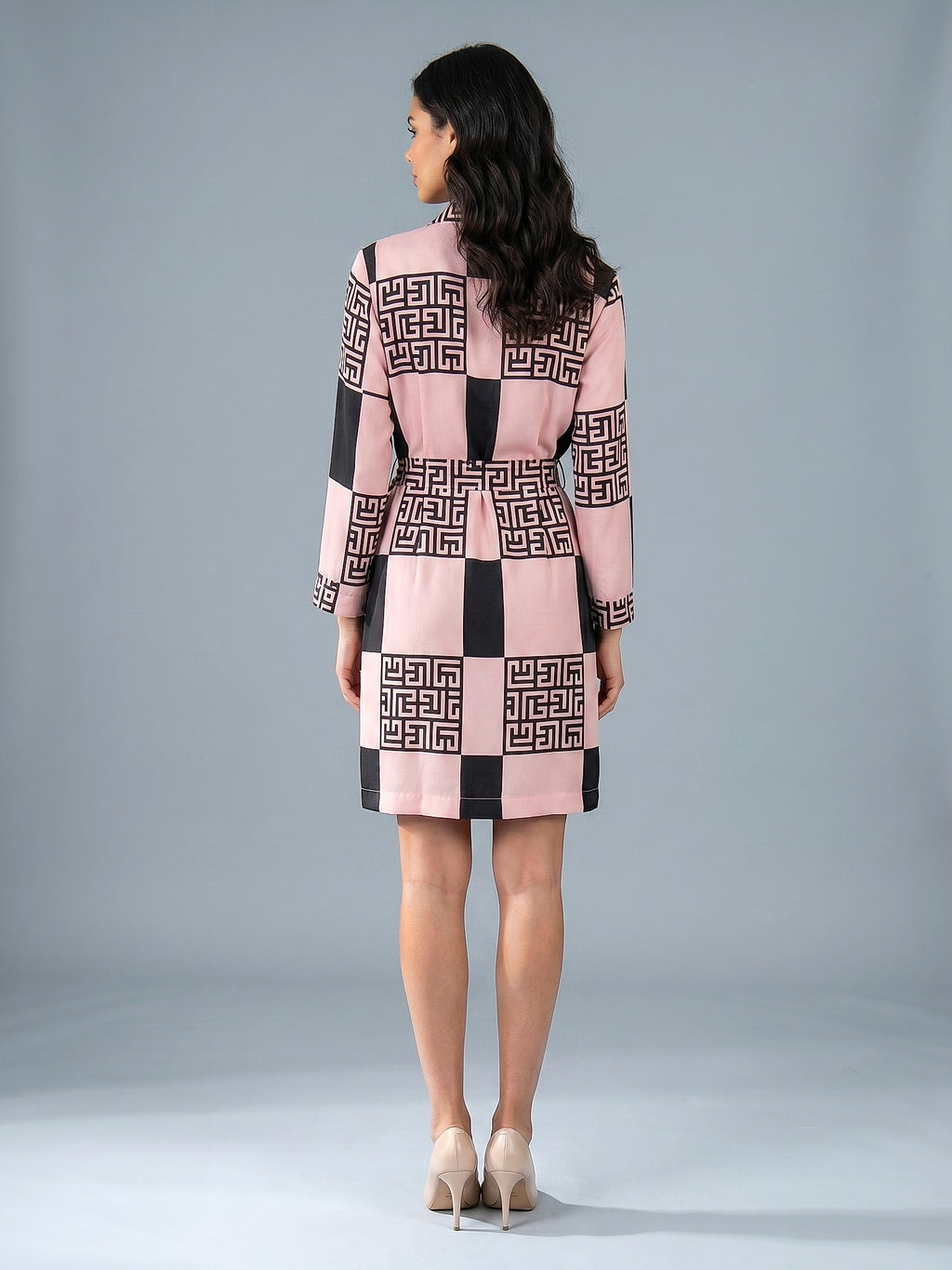 Pembe - Farren Geometrik Desenli Kuşaklı Uzun Kollu Mini Elbise - FRN3020 - Model on white - back/side