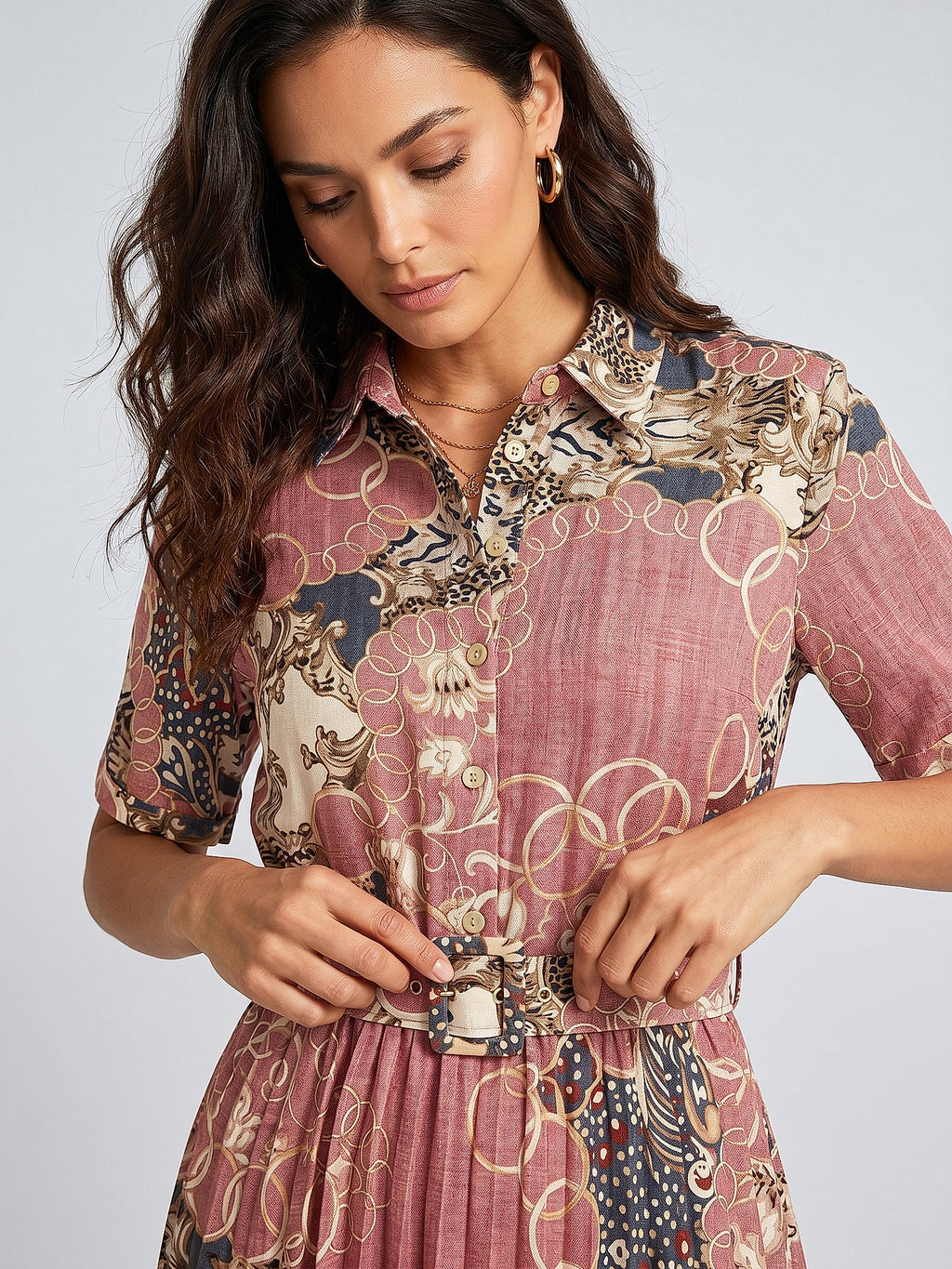 Pembe - Farren Gömlek Yaka Kuşaklı Desenli Midi Elbise - FRN3005 - Editorial waist-up detail
