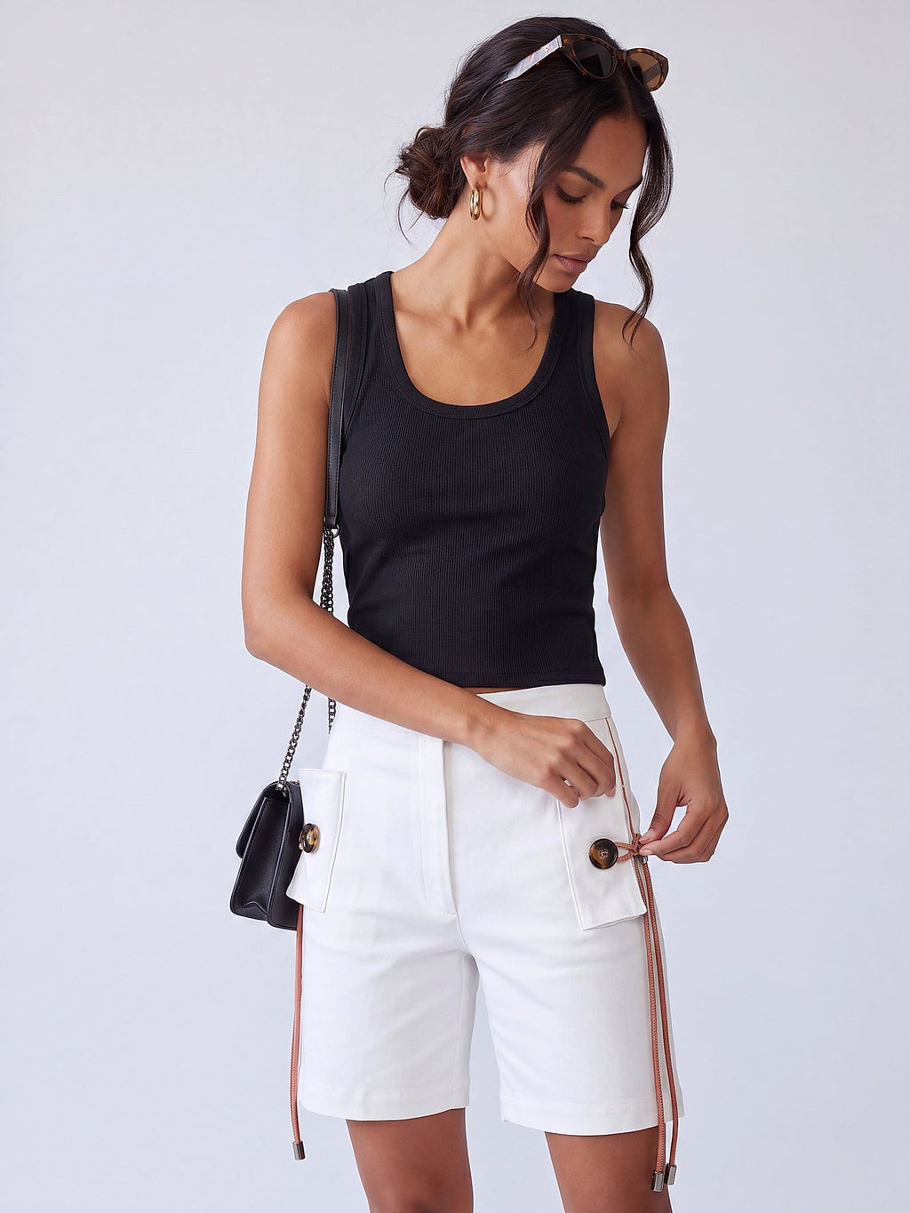 Beyaz - Farren Kapak Cep Detaylı Geniş Paça Şort - FRN60050 - Editorial waist-up detail