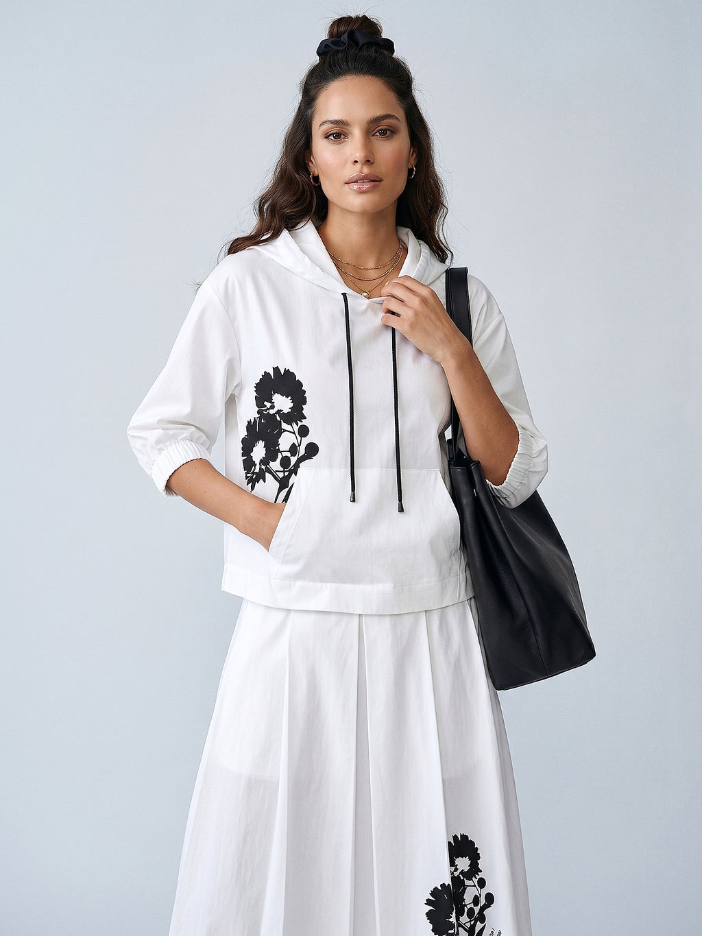 Beyaz - Farren Kapüşonlu Üst ve Midi Pileli Etek Takımı - FRN600025 - Editorial waist-up detail