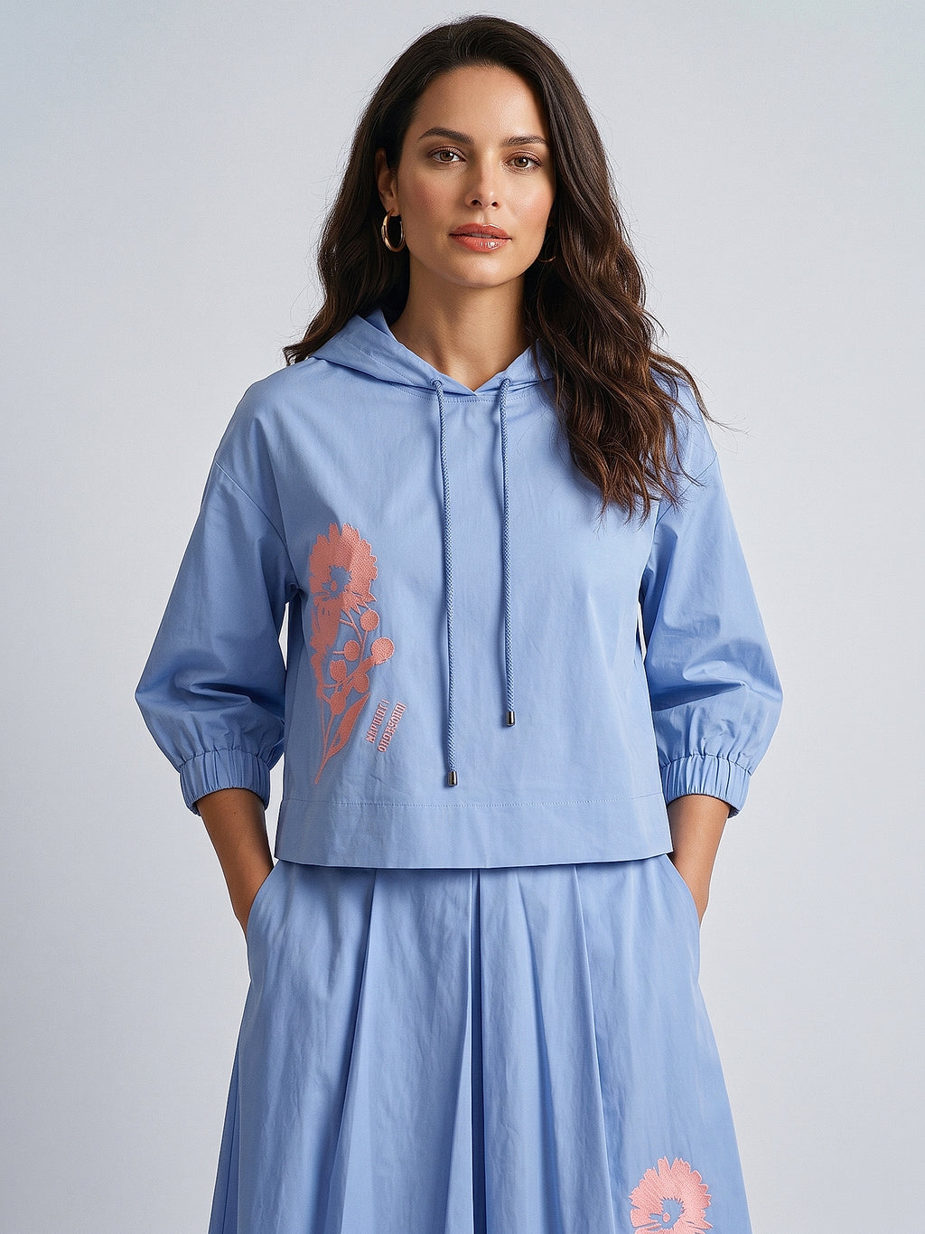 Mavi - Farren Kapüşonlu Üst ve Midi Pileli Etek Takımı - FRN600025 - Editorial waist-up detail