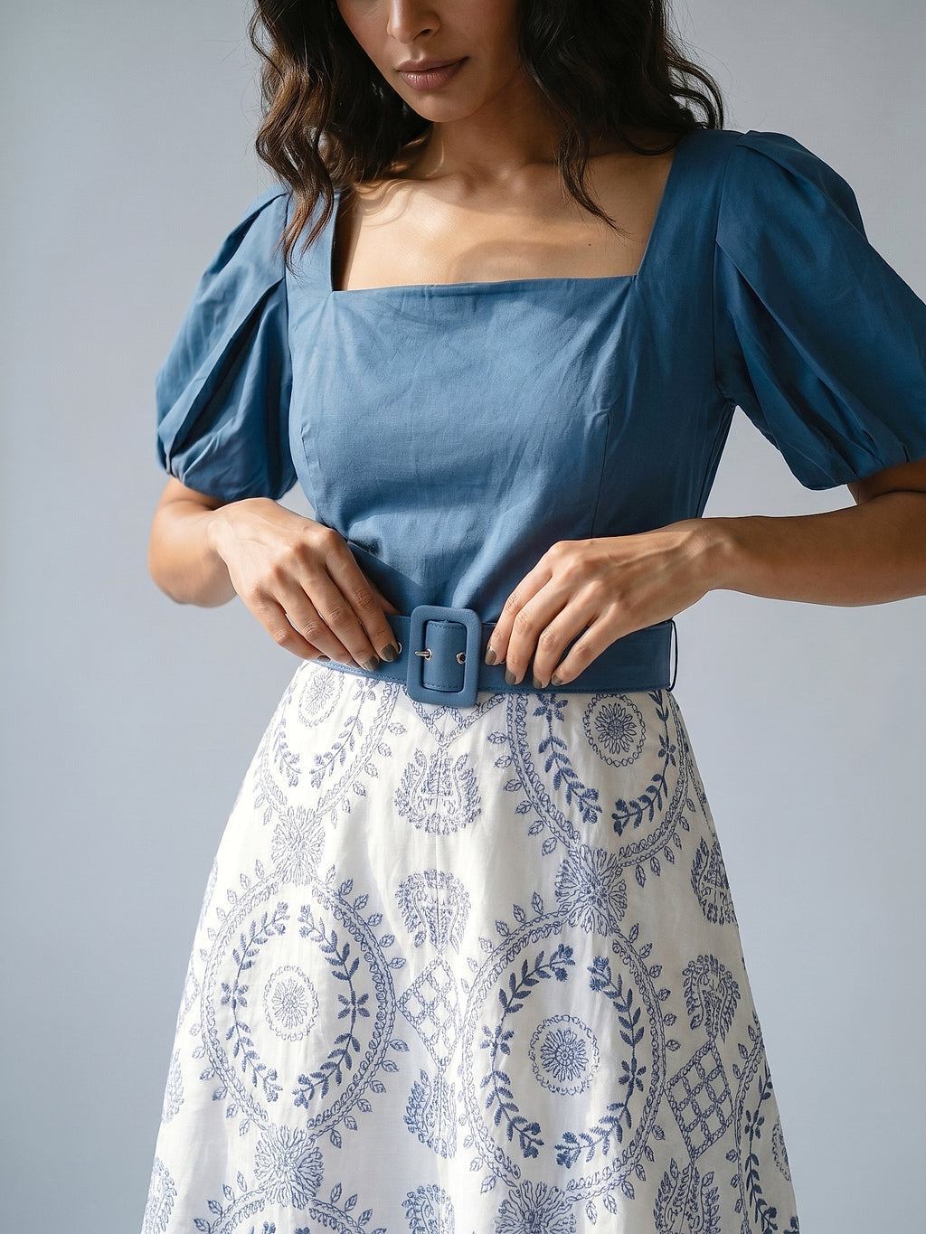 Mavi - Farren Kare Yaka Balon Kollu Fisto Brode İşlemeli Elbise - FRN3052 - Editorial waist-up detail