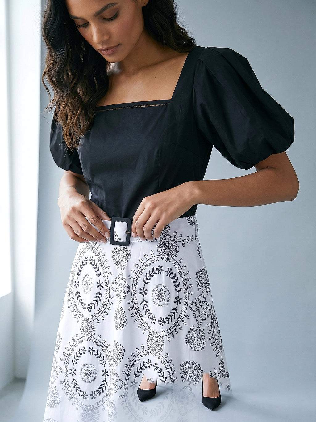 Siyah - Farren Kare Yaka Balon Kollu Fisto Brode İşlemeli Elbise - FRN3052 - Editorial waist-up detail