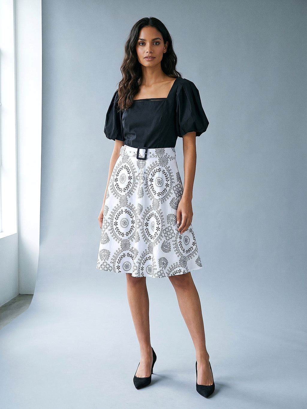 Siyah - Farren Kare Yaka Balon Kollu Fisto Brode İşlemeli Elbise - FRN3052 - Model on white - front
