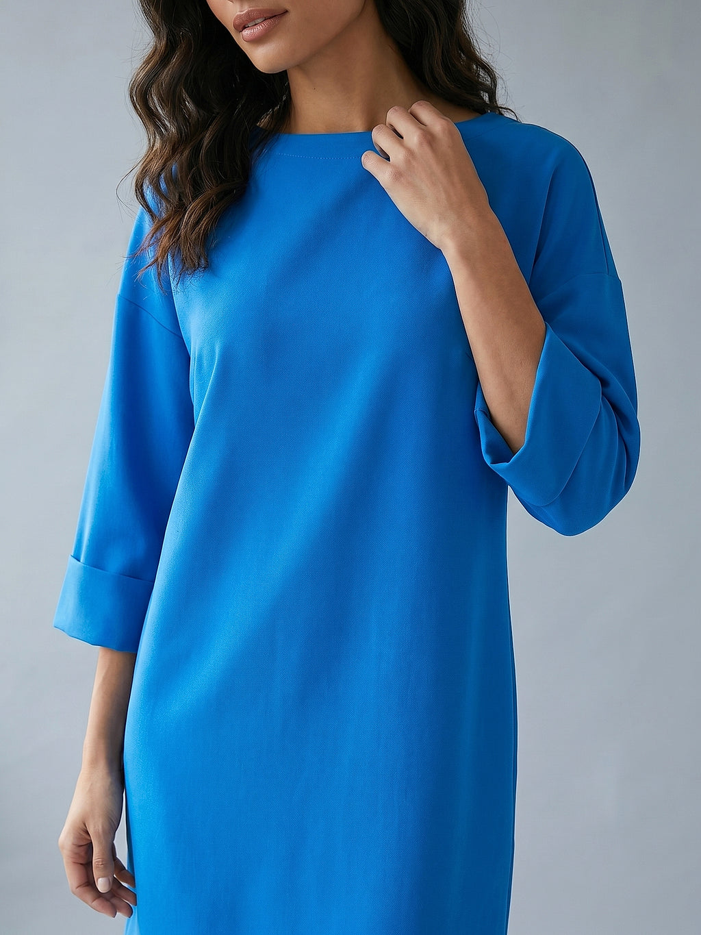 Mavi - Farren Kayık Yaka Geniş Manşetli Triko Mini Elbise - FRN310525 - Editorial waist-up detail