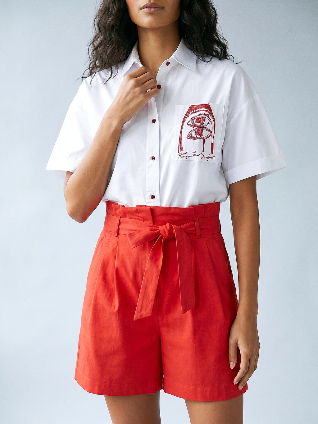 Kırmızı - Farren Kemer Detaylı Yüksek Bel Pileli Bermuda Şort - FRN60030 - Editorial waist-up detail