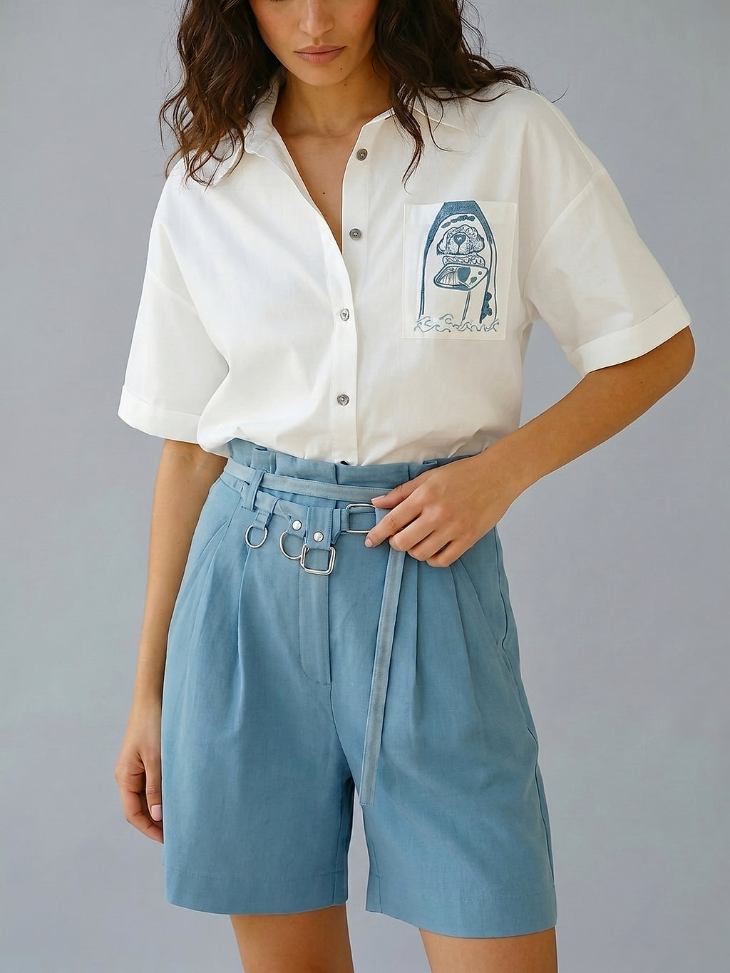 Mavi - Farren Kemer Detaylı Yüksek Bel Pileli Bermuda Şort - FRN60030 - Editorial waist-up detail