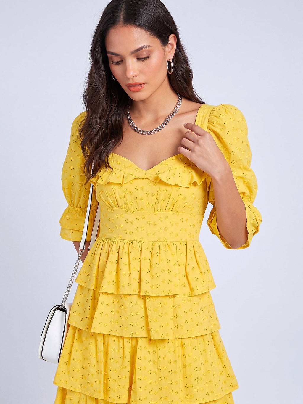 Sarı - Farren Kısa Kol Brode Volanlı Elbise - FRN30391 - Editorial waist-up detail