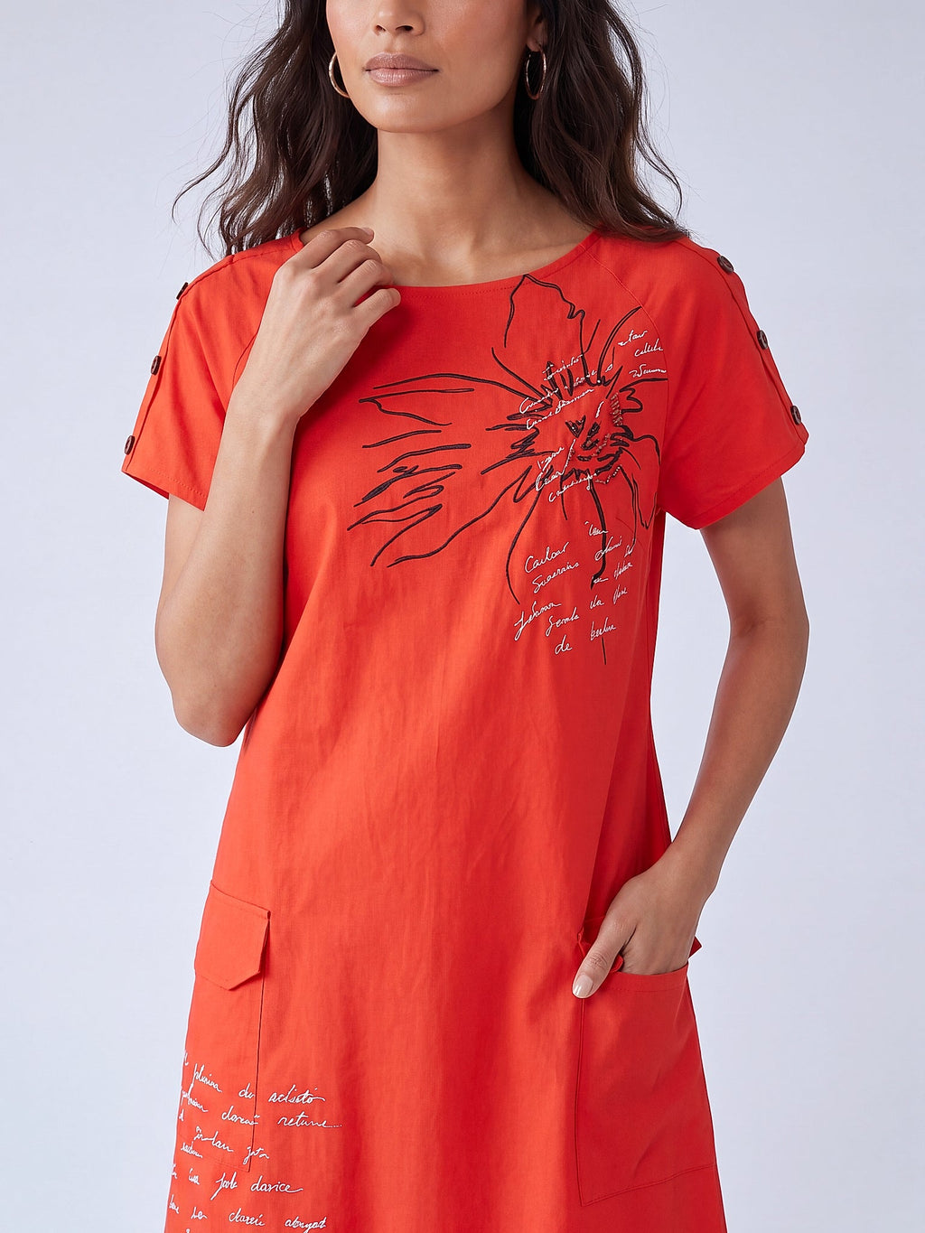 Kırmızı - Farren Kısa Kol Kruvaze Yaka Baskı Detaylı Midi Elbise - FRN30398 - Editorial waist-up detail