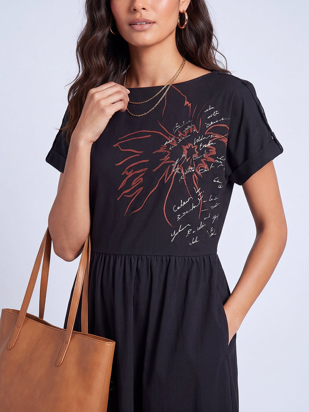 Siyah - Farren Kısa Kol Kruvaze Yaka Baskı Detaylı Midi Elbise - FRN30398 - Editorial waist-up detail