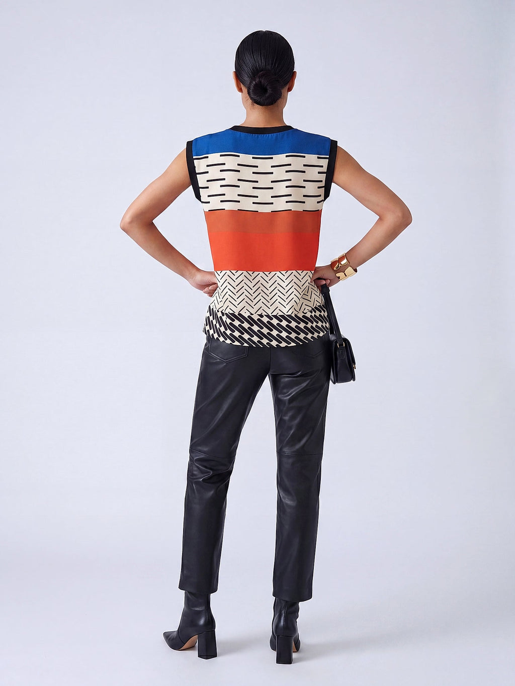 Saks Mavisi - Farren Kolsuz Renk Bloklu Geometrik Desenli Bluz - FRN110825 - Model on white - back/side