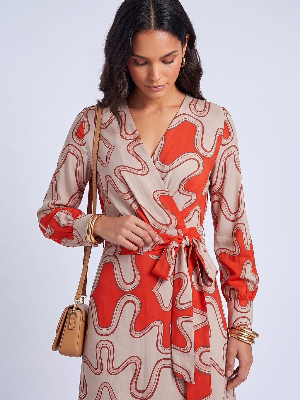 Kırmızı - Farren Kruvaze Yaka Uzun Kol Kuşaklı Midi Elbise - FRN3112 - Editorial waist-up detail