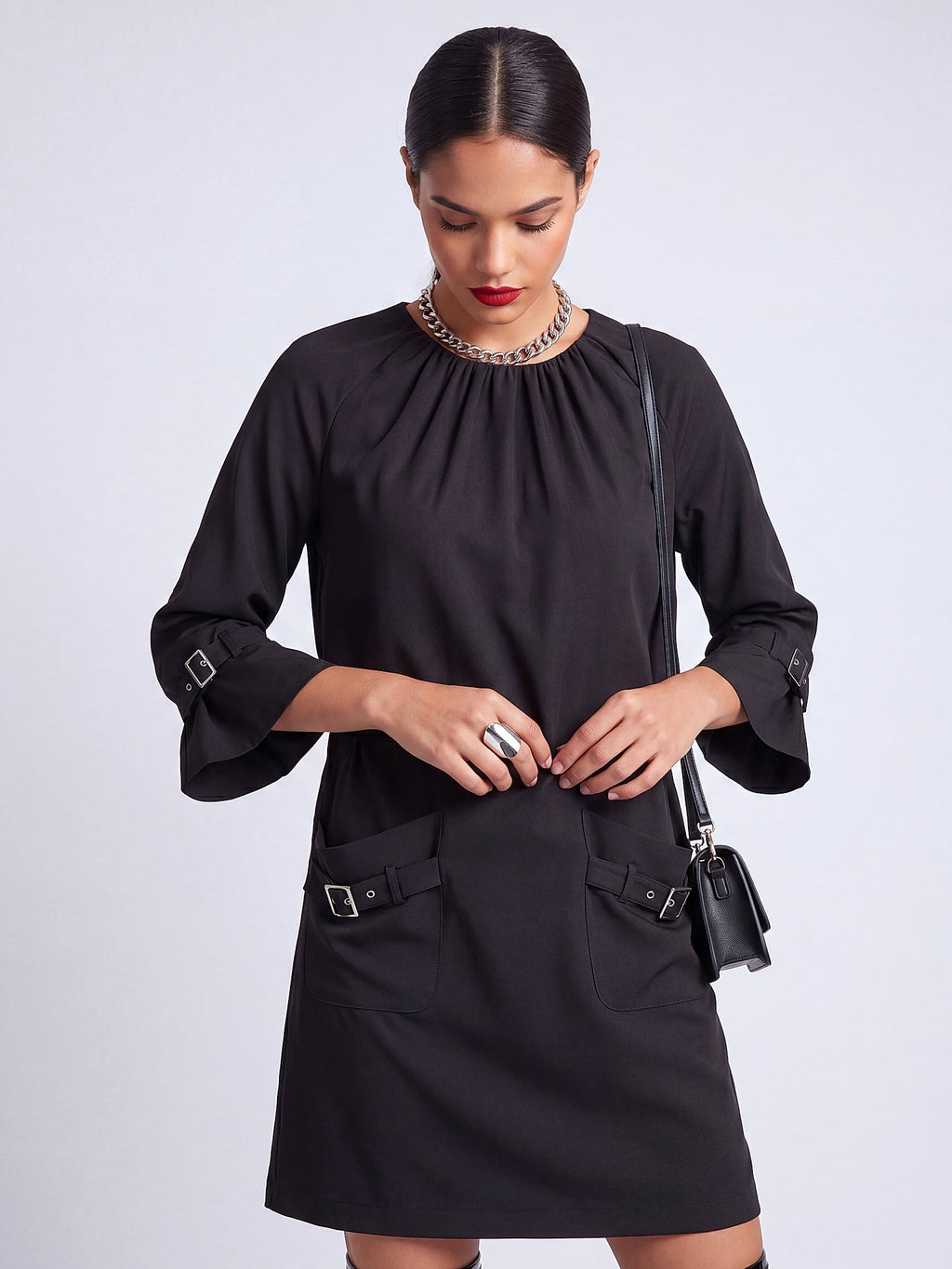 Siyah - Farren Metal Tokalı Cepli Elbise - FRN3003 - Editorial waist-up detail