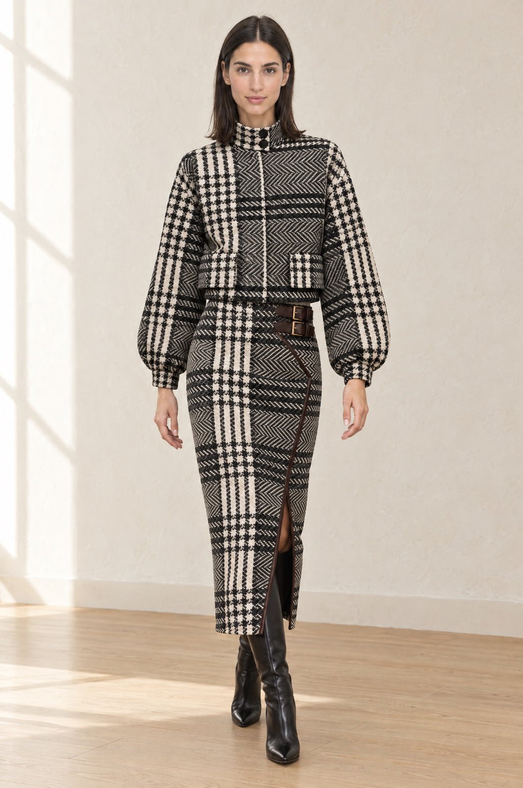 Siyah Ekose - Farren Çift Kemerli Yırtmaçlı Ekose Midi Etek - FRN92003 - Lookbook editorial interior