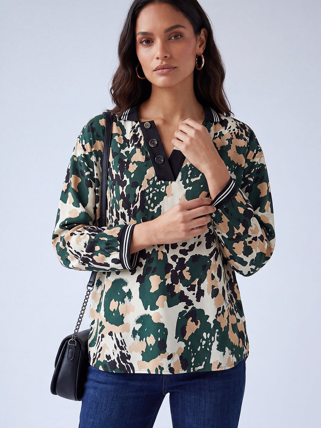 Yeşil - Farren V Yaka 3/4 Kol Desenli Bluz - FRN110625 - Editorial waist-up detail