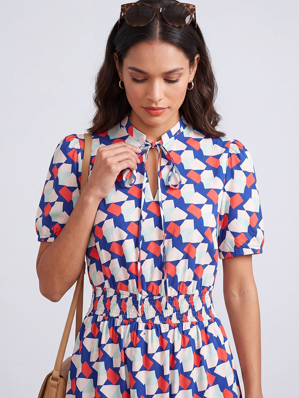 Mavi - Farren V Yaka Bağcıklı Balon Kol Viskon Midi Elbise - FRN3038925 - Editorial waist-up detail