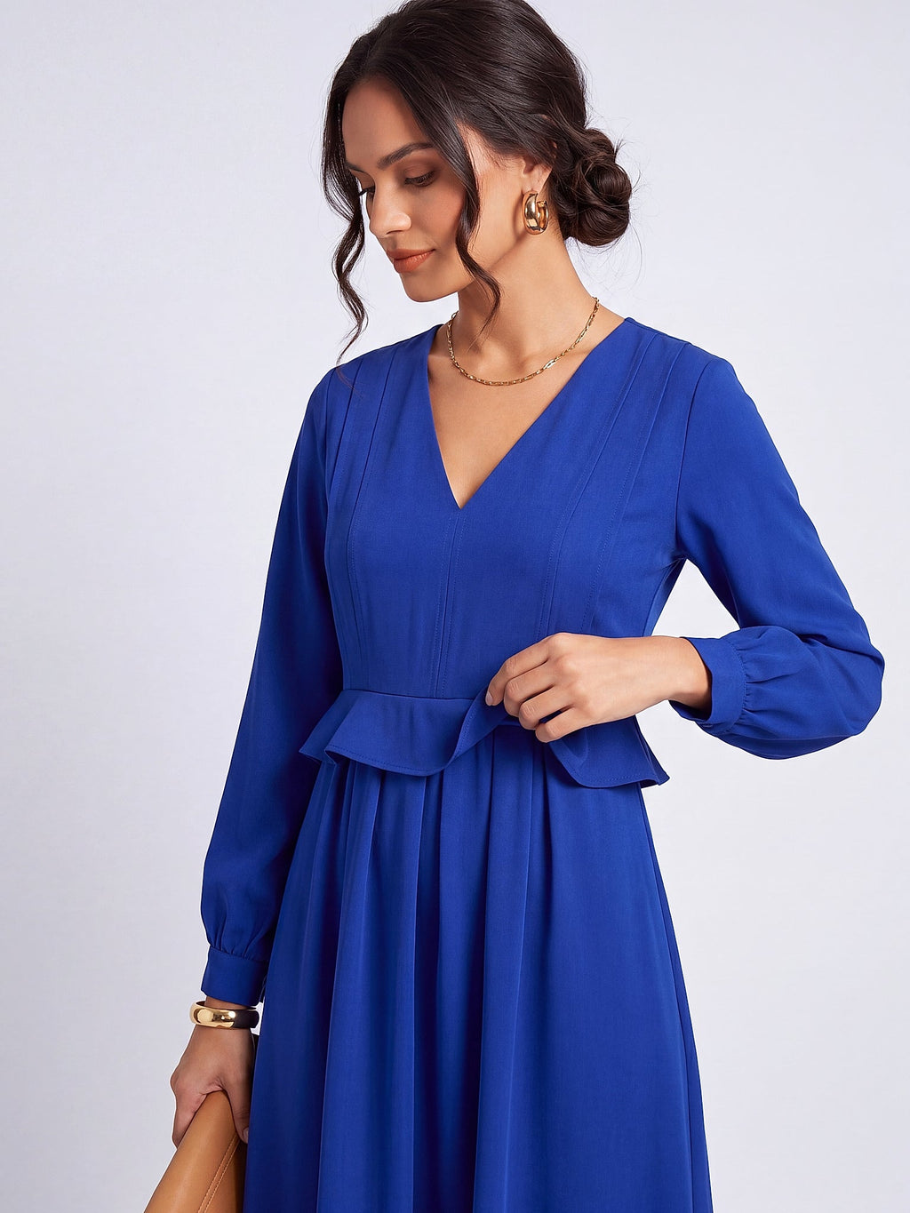 Mavi - Farren V Yaka Uzun Kol Volanlı Midi Elbise - FRN310625 - Editorial waist-up detail