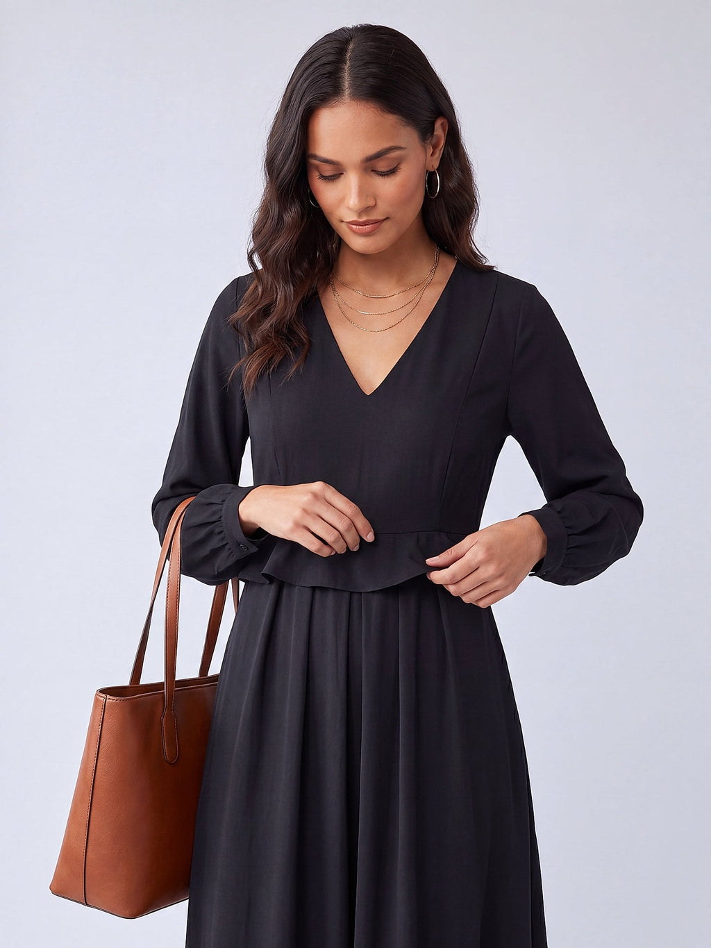 Siyah - Farren V Yaka Uzun Kol Volanlı Midi Elbise - FRN310625 - Editorial waist-up detail