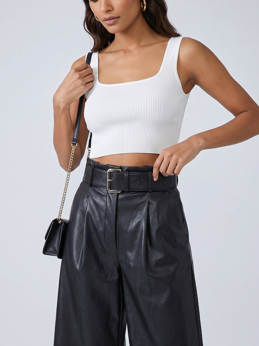 Siyah - Farren Yüksek Bel Kemerli Suni Deri Bermuda - FRN6108025 - Editorial waist-up detail