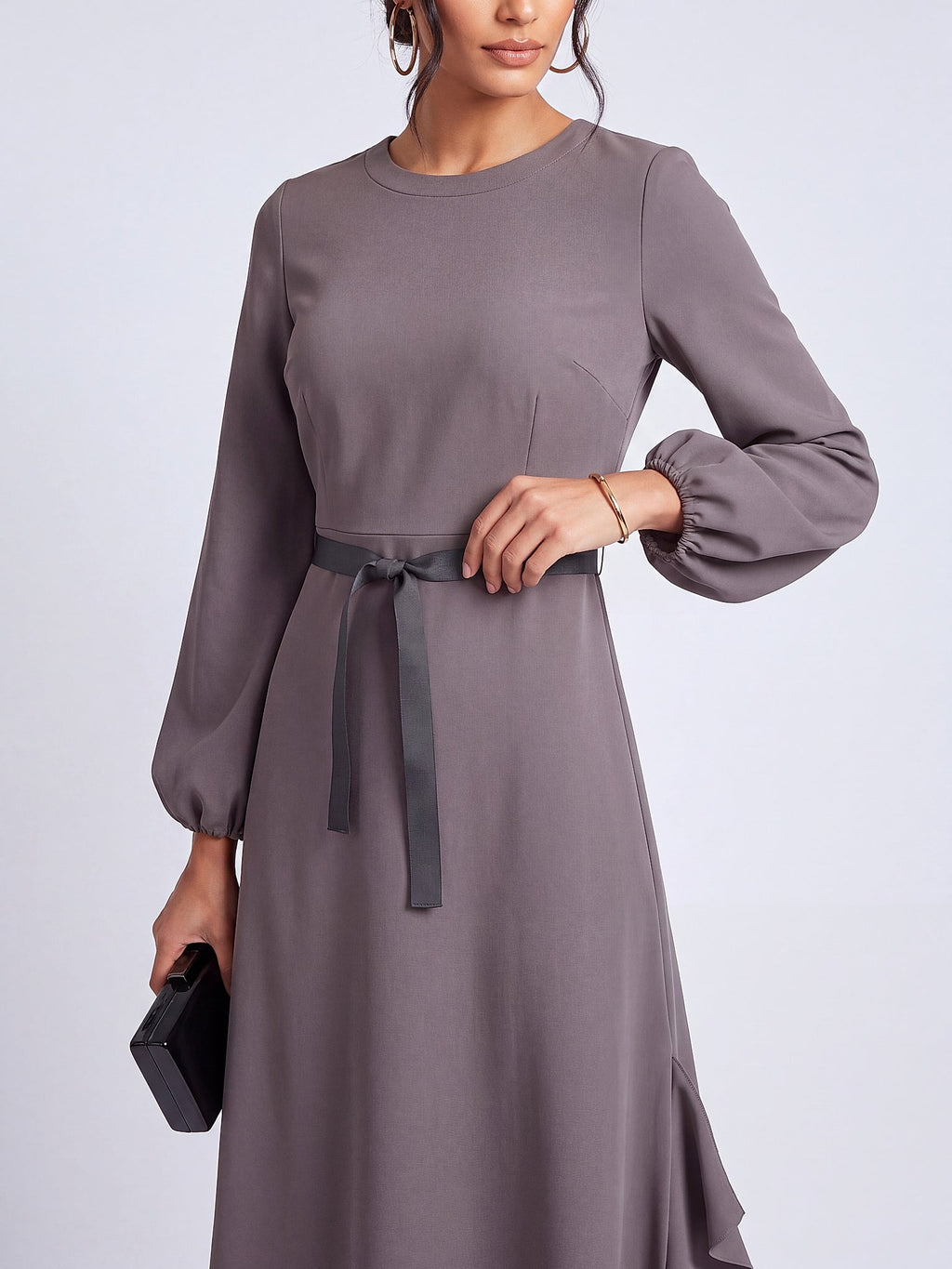 Gri - Farren Yuvarlak Yaka Uzun Kol Kuşaklı Volanlı Maxi Elbise - FRN310425 - Editorial waist-up detail