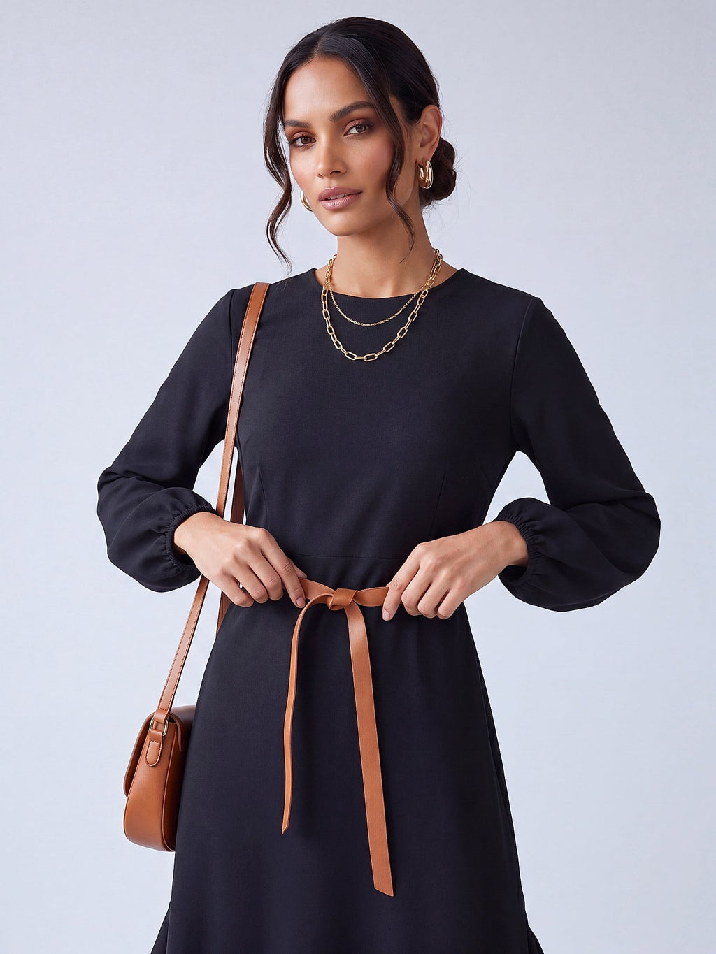 Siyah - Farren Yuvarlak Yaka Uzun Kol Kuşaklı Volanlı Maxi Elbise - FRN310425 - Editorial waist-up detail