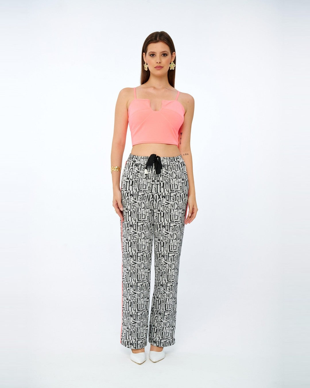 Pembe kalp yaka crop bluz, yazı desenli kuşaklı pantolon